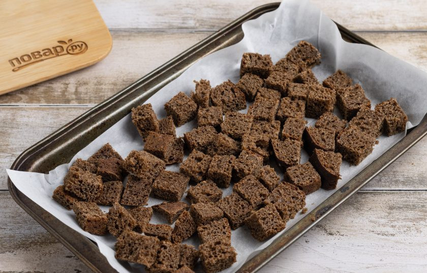 1. Этап. Домашний квас из ржаного черного хлеба: Выложите на противень и подсушите 15 минут в заранее разогретой духовке до 180 градусов.