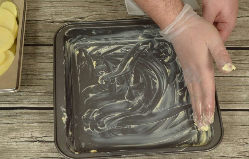 1. Этап. Французское мясо: 2. Я готовлю французское мясо по типу запеканки - нарезать просто и удобно, и готовится быстрее. Берем форму для запекания и хорошо смазываем ее маслом. Теперь начнем выкладывать ингредиенты по очереди.