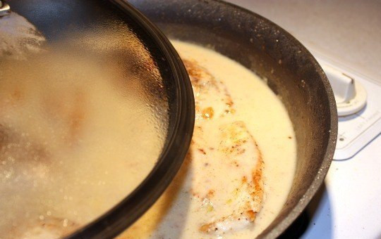1. Этап. Грудки под сливочным соусом: 4. Аккуратно переложите в соус грудки и накройте крышкой. Через 5-7 минут можно влить немного бульона, подливая его по мере необходимости. Тушить на среднем огне около 15 минут.