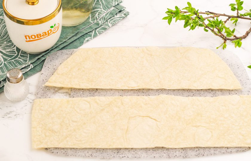 1. Этап. Лаваш с творогом в аэрогриле: Лаваш нарежьте длинными лентами шириной 8-10 см.