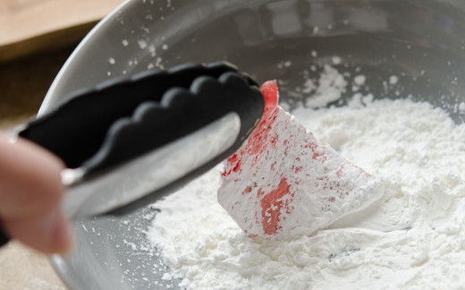 1. Этап. Говядина в апельсиновом соусе: Обваляйте каждый кусочек мяса в крахмале.