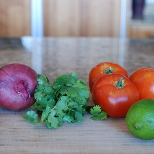1. Этап. Салат с черной фасолью: Подготовим все ингредиенты - помоем и, если нужно, почистим овощи.