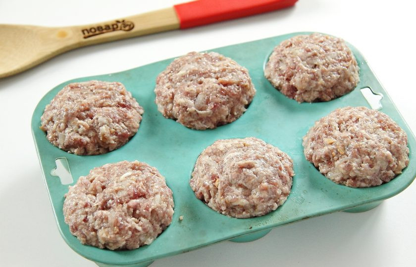 1. Этап. Мясные кексы: Сделайте из фарша небольшую лепешку на ладони и накройте начинку сверху. Тщательно прижмите со всех сторон, чтобы не было зазоров.