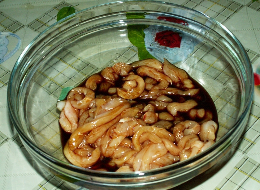 1. Этап. Рис с грибами и овощами: Залейте соевым соусом и оставьте в холодильнике мариноваться на полчаса. Тем временем вы отварите рис и подготовите овощи с грибами.