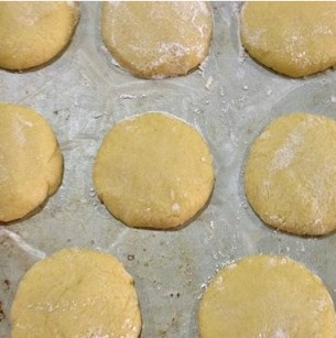 1. Этап. Печенье воздушное: Уложите заготовки на противень и приплюсните их, придавая плоскую форму будущим печенюшкам.