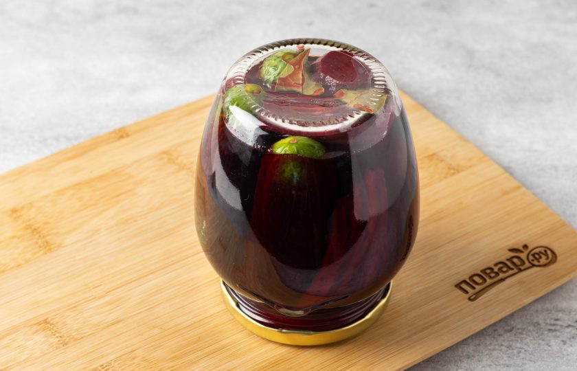 1. Этап. Огурцы маринованные со свеклой на зиму: Банку переверните вверх дном. Закутайте в полотенце и оставьте так до полного остывания.