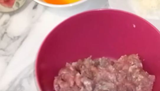 1. Этап. Итальянские фрикадельки с томатным соусом Маринара: Теперь фрикадельки. В фарш добавьте прованские травы, соль перец. Тщательно перемешайте.