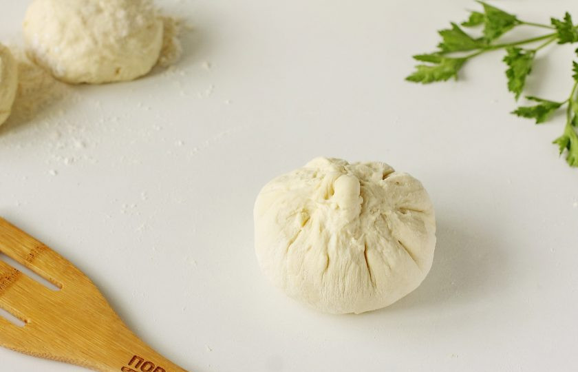 1. Этап. Лепешки с творогом на кефире: Соберите по кругу края и соедините их сверху, чтобы получился своеобразный мешочек.