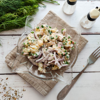 Салат с картофелем и копченой скумбрией