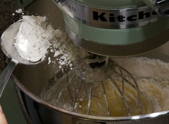 1. Этап. Простой Сметанник: Затем добавьте муку и взбивайте до однородности.