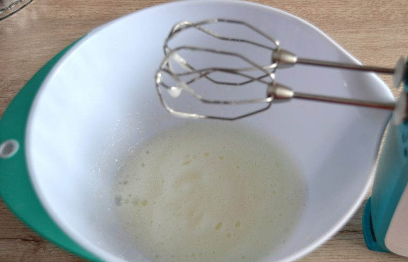 1. Этап. Кофейный торт-суфле: Взбейте до мягких пиков яичные белки с 1/2 щепоткой соли и 2-3 каплями лимонного сока.