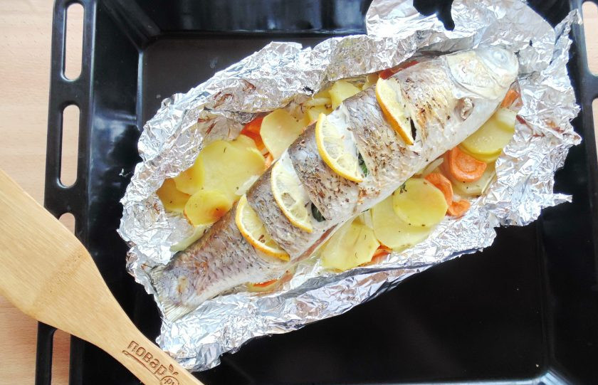 1. Этап. Белый амур в фольге в духовке: Запекайте белого амура с овощами до готовности 35-40 минут.