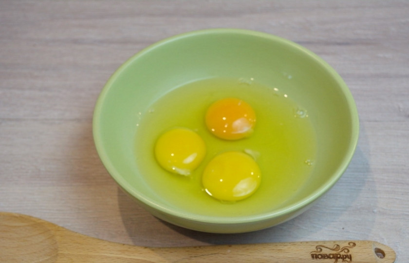 1. Этап. Ачма ленивая из лаваша: 1. Для приготовления ачмы возьмите яйца. Лучше брать яйца сразу из холодильника. Они быстро и хорошо взбиваются вилкой, не нужно использовать технику. Яйца вбейте в миску.