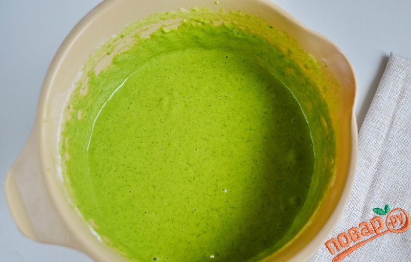 1. Этап. Новогодний торт Лесной мох: Тесто для коржа готово, оно в меру густое, но не крутое. Разогрейте духовку до 170 градусов.