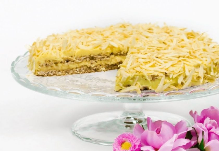 1. Этап. Миндальный торт (как в Ikea): 6. Посыпьте торт миндалем, измельченным лепестками с помощью ножа (их необходимо слегка подсушить на сухой сковороде). Отправьте торт в холодильник на 2 часа. Приятного аппетита!