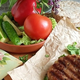 Котлеты-гриль с молодой капустой