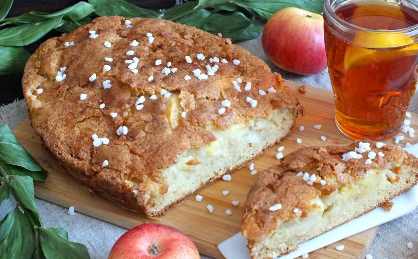 1. Этап. Сахарный пирог с яблоками: Перед подачей нарежьте порционно и подавайте к столу. Приятного аппетита!