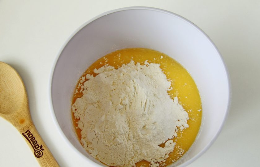 1. Этап. Манник-стаканник: Насыпьте муку и соду.