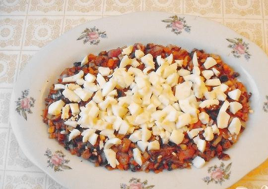 1. Этап. Салат Мимоза с сельдью: 4. Посыпаем измельченным белком сверху грибов.