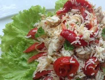 1. Этап. Рыбный салат из сайры: 4. Заправляю я такой салат соком половины лимона, и немного посыпаю зеленью. Но вы можете и соль, и перец, и специи добавлять на свое усмотрение. Приятного аппетита!