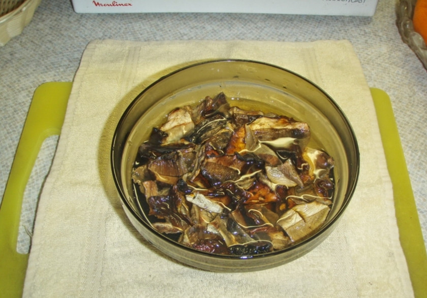 1. Этап. Грибовница из сухих грибов: Грибы сушенные промойте от мусора, затем залейте кипятком на пару часов (лучше всего - на ночь).