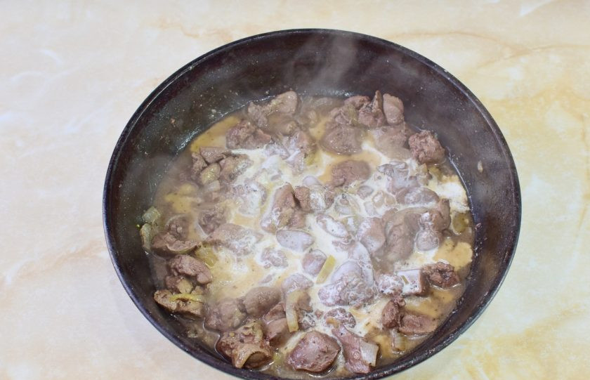 1. Этап. Куриная печень с макаронами: Затем подлейте в сковороду сливки и прогрейте все вместе еще 1-2 минуты. Снимите сковороду с огня.