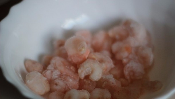 1. Этап. Блинчики с креветками: Промойте креветки под проточной водой и хорошо почистите их, если нужно.