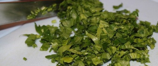 1. Этап. Шампиньоны, запеченные с сыром: Пучок петрушки хорошо промыть, мелко нарезать.