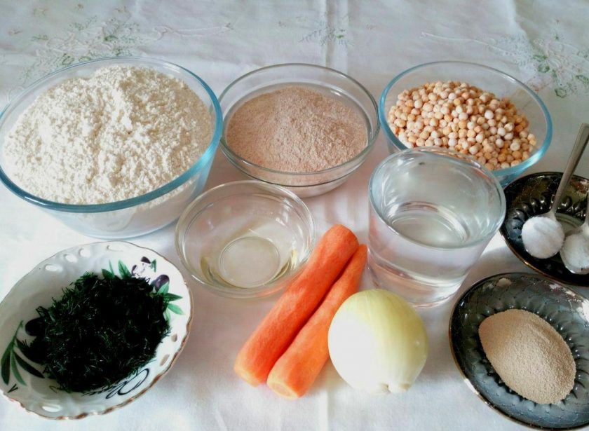 1. Этап. Постные гороховые пирожки: В первую очередь необходимо замочить горох в холодной воде на 4-5 часов (или на ночь). После этого подготовьте остальные ингредиенты, лук и морковь очистите, измельчите зелень укропа.