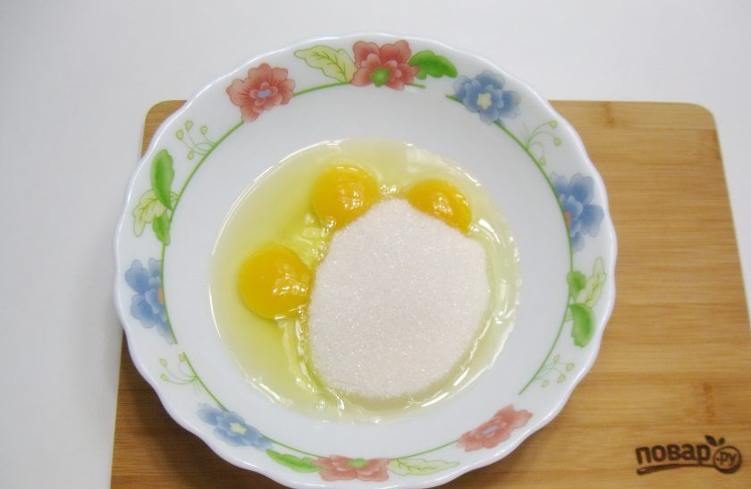 1. Этап. Горчичный кекс: Добавьте сахар.