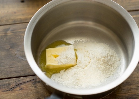 1. Этап. Вешенки с картошкой в сметане: На сковороде или в сотейнике растопим масло, добавим несколько ложек муки, быстро перемешаем и пожарим пару минут.