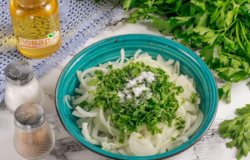 1. Этап. Маринованный лук с петрушкой: Затем маринад слейте. Измельчите петрушку и добавьте ее в емкость вместе с солью.