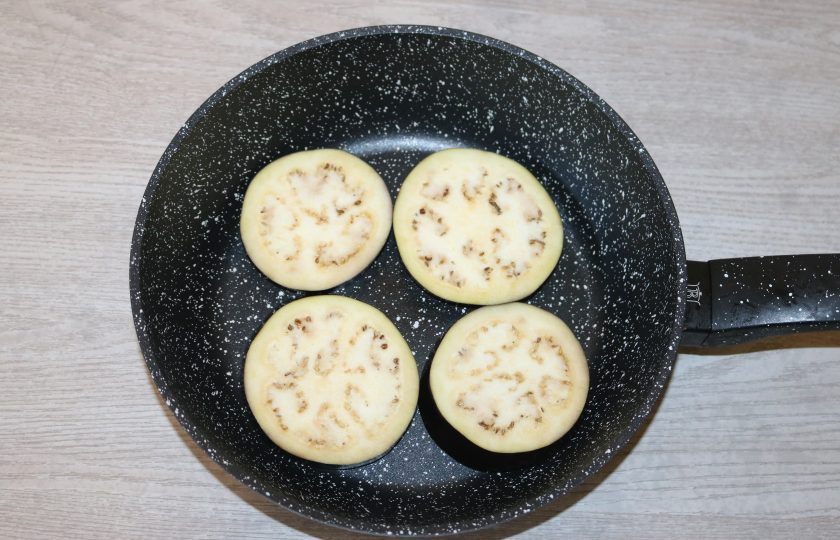 1. Этап. Запеканка с грибами и баклажанами: Баклажаны обжарьте на разогретой сковороде с добавлением небольшого количества масла.