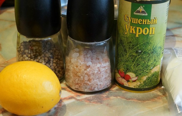 1. Этап. Копченый осетр: 3. Из специй я рекомендую добавить смесь перцев, соль и сушеный укроп. Также я добавляю сок лимона.