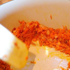 1. Этап. Говядина в болонском соусе: Делаем в центре кастрюли пустое пространство.