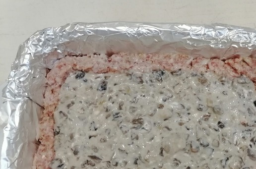 1. Этап. Заливной пирог с грибами: Сверху выложить начинку