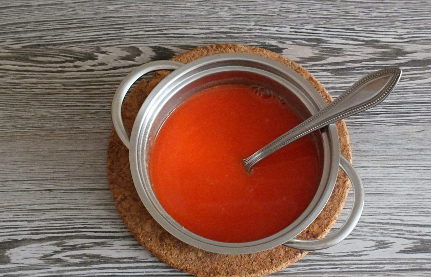 1. Этап. Энчиладос с курицей в лаваше: Влейте разведенную томатную пасту. Добавьте еще половину стакана воды. Хорошо размешайте, чтобы не было комочков. Нагревайте на умеренном огне. Когда начнёт 