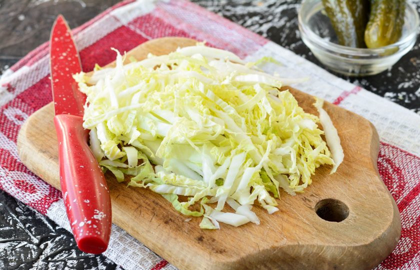 1. Этап. Крабовый салат с соленым огурцом: Нашинкуйте пекинскую капусту.