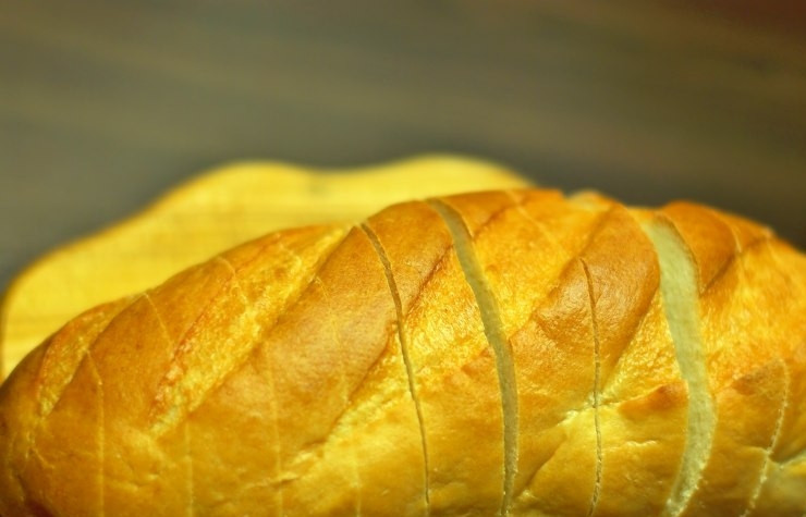 1. Этап. Сырный хлеб: И нарезаем его. Однако нарезаем не полностью, а как бы надрезаем, но до самого основания. Батон должен остаться цельным.