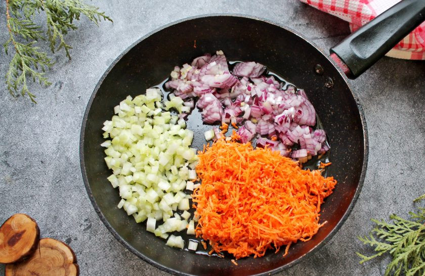 1. Этап. Паста Болоньезе классическая: В сковороду с толстым дном налейте растительное масло и выложите мелко нарезанный сельдерей. Морковь натрите на крупной терке, репчатый лук мелко порежьте и добавьте к сельдерею. Обжаривайте все на среднем огне в течение 7 минут, перемешивая.