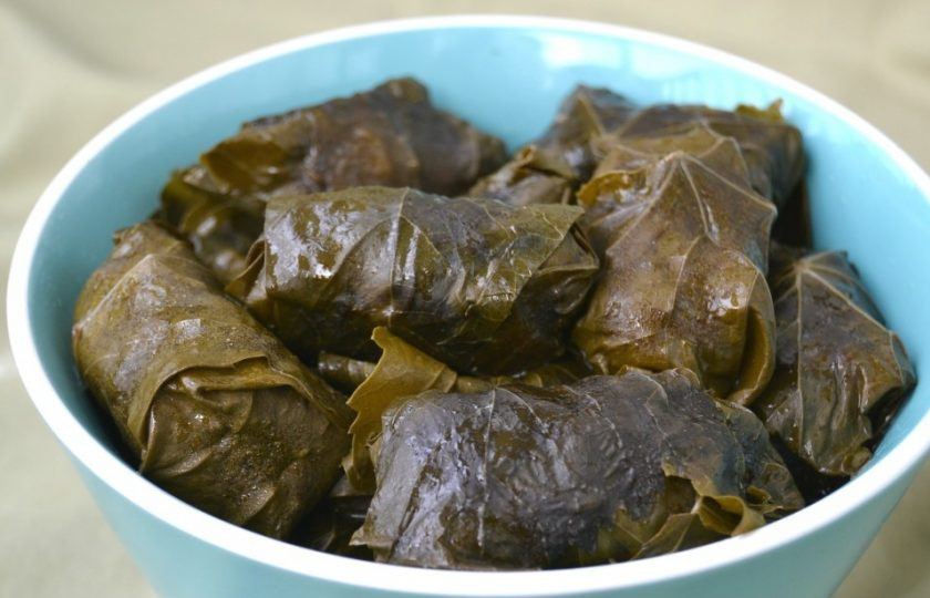 1. Этап. Долма с бараньим фаршем: 10. Готовую долму выложите в тарелку и подавайте к столу.