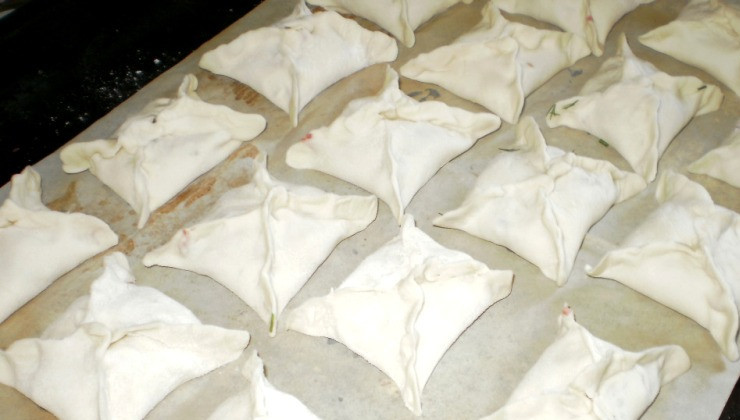 1. Этап. Пирожки с колбасой и сыром: Теперь плотно скрепляем края теста, форму можете выбрать любую. Выкладываем пирожки на смазанный маслом противень, их поверхность обмазываем взбитым яйцом и ставим противень в духовку, разогретую до 180 градусов, выпекаем до румяной золотистой корочки (минут 20-25 обычно). Вот теперь с пылу, с жару подаем их дорогим гостям. Приятного аппетита!