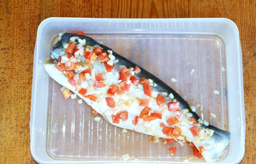 1. Этап. Форель под маринадом: Рыбку отдельно натрите солью и перцем. Отправьте в удобный контейнер и выложите маринад.