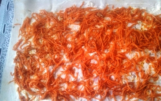 1. Этап. Рулет из лаваша с сыром, ветчиной и морковкой: И затем выкладываем морковку по-корейски.