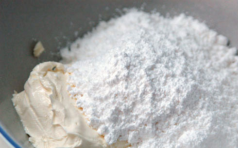 1. Этап. Пирог с арахисовым маслом: Смешиваем сырный крем с сахаром