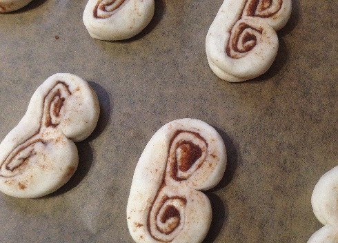 1. Этап. Печенье Слоновьи ушки: А теперь немного придавим печенья, чтобы они стали вполовину тоньше.