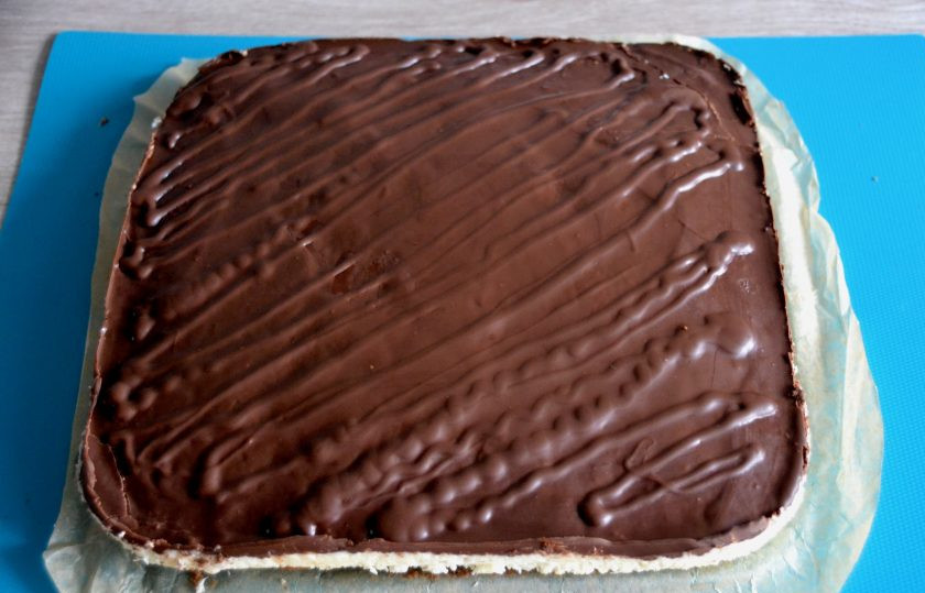 1. Этап. Пирожное Баунти: Извлеките массу из формы, нарежьте на порционные кусочки-пирожные. При нарезке держите нож вертикально, чтобы аккуратно нарезать на порции.