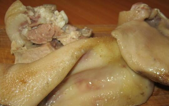 1. Этап. Свиные уши по-корейски: Ухо помойте, почистите, обдайте кипятком. Поставьте его вариться на час в подсоленной воде с перцем горошком и лавровым листом. Потом остудите.