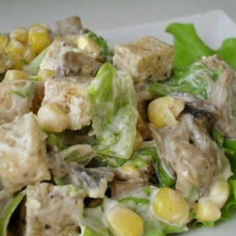 Салат с сухариками и кукурузой