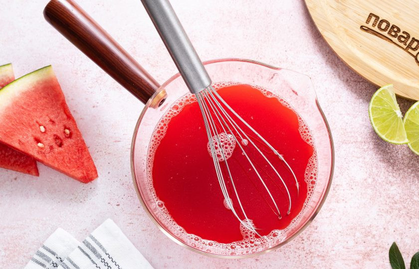 1. Этап. Арбузный мармелад: Вторую перелейте в ковшик, добавьте агар-агар и доведите до кипения. Проварите на среднем огне 1-2 минуты.